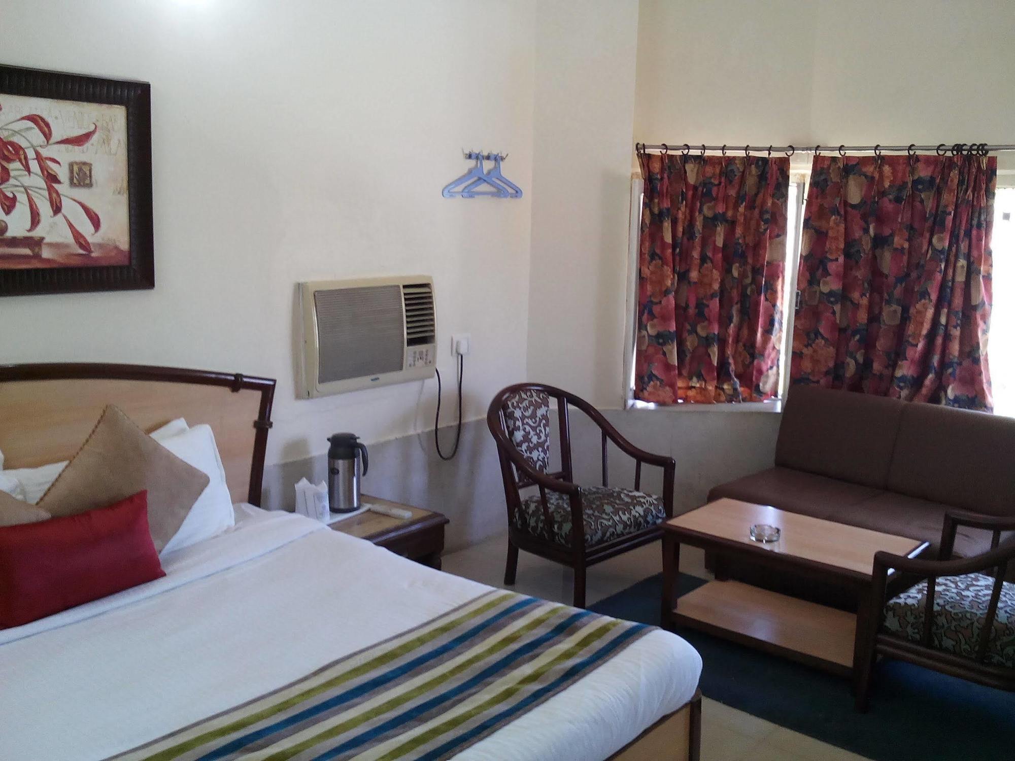 Hotel Karnavati Маунт Абу Екстериор снимка