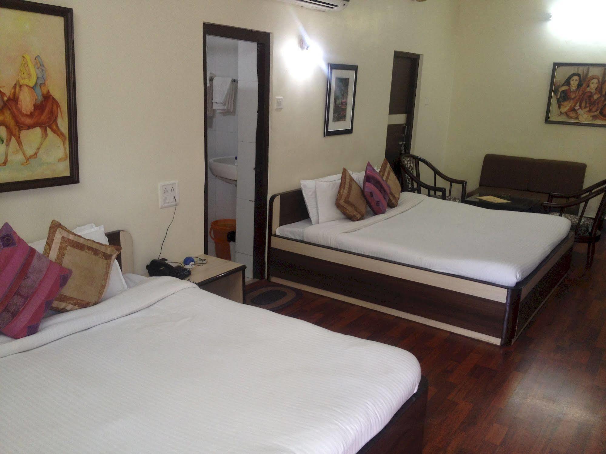 Hotel Karnavati Маунт Абу Екстериор снимка