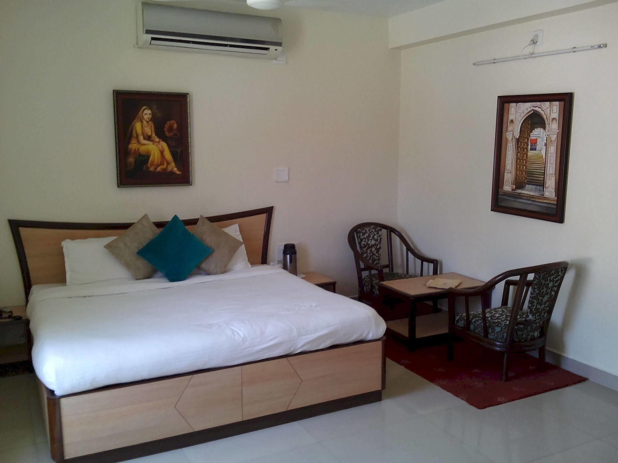Hotel Karnavati Маунт Абу Екстериор снимка