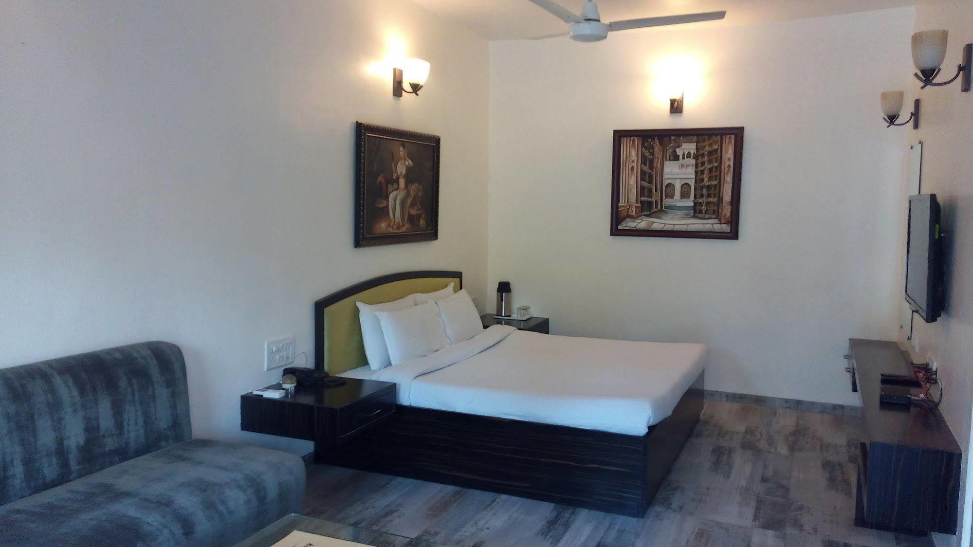 Hotel Karnavati Маунт Абу Екстериор снимка